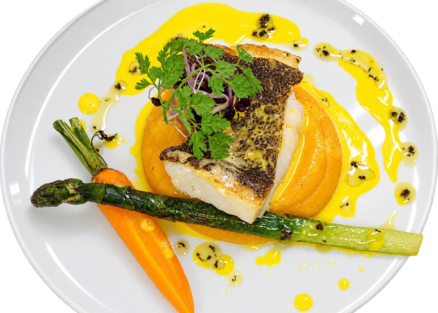 Une assiette blanche dressée avec un filet de poisson à la peau croustillante, une purée orange, une asperge verte, une carotte et une sauce jaune parsemée de pousses de cerfeuil.